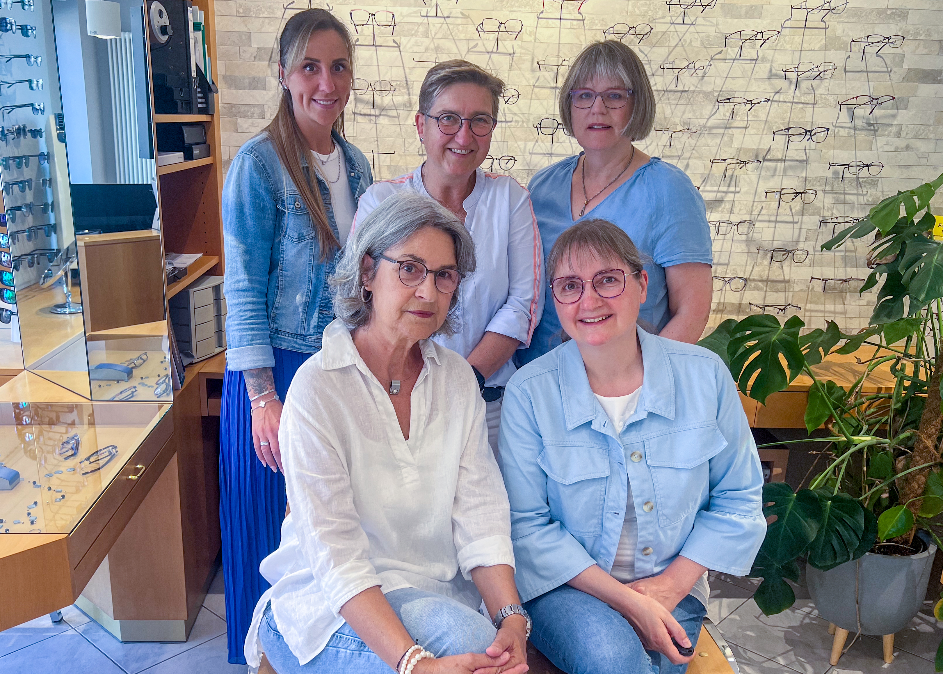 Das fünfköpfige Team im Geschäft von AugenOptik Fritsch